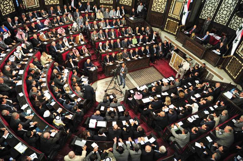 <p>Parlamento sírio durante sessão para fixar uma data para a eleição presidencial, em Damasco, em 21 de abril</p>