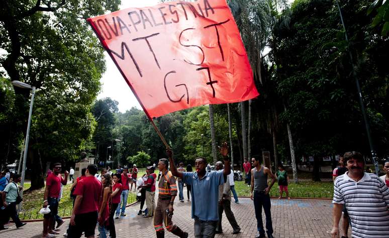 Protesto do Movimento dos Trabalhadores Sem Teto ocupou o centro de são Paulo e rumou até a Câmara Municipal para pressionar os vereadores pela aprovação do Plano Diretor Estratégico da cidade; após protesto e confusão, a comissão aprovou o Plano em menos de uma hora