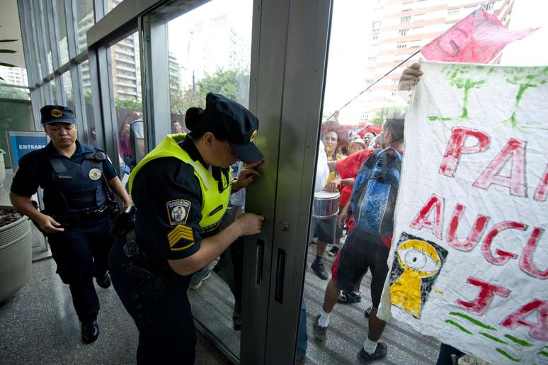 Após mobilização, um grupo tentou entrar na Câmara Municipal; houve conflito com os seguranças, e casa acabou fechada para o público