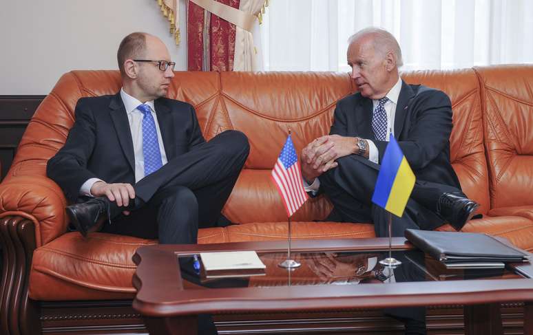 <p>Vice-presidente dos EUA, Joe Biden, conversa com primeiro-ministro ucraniano, Arseniy Yatsenyuk, durante uma reunião em Kiev, em 22 de abril</p>