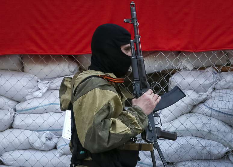 Manifestante pró-russo fica de guarda perto do escritório do prefeito de Slaviansk, nesta quarta-feira; o governo da Ucrânia retornou com operação de segurança para reprimir os grupos armados separatistas