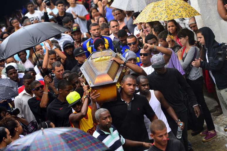 <p>Enterro de dançarino Douglas Rafael da Silva Pereira nesta quinta-feira, no Rio</p>