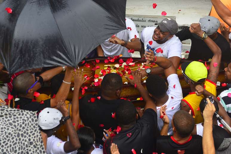 Enterro de dançarino Douglas Rafael da Silva Pereira é marcado pela emoção e sentimento de revolta. 