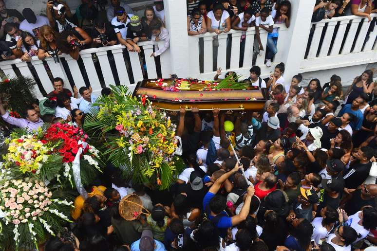 Enterro de dançarino Douglas Rafael da Silva Pereira é marcado pela emoção e sentimento de revolta.