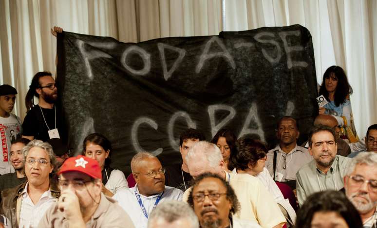 Movimentos sociais protestaram contra a Copa durante debate