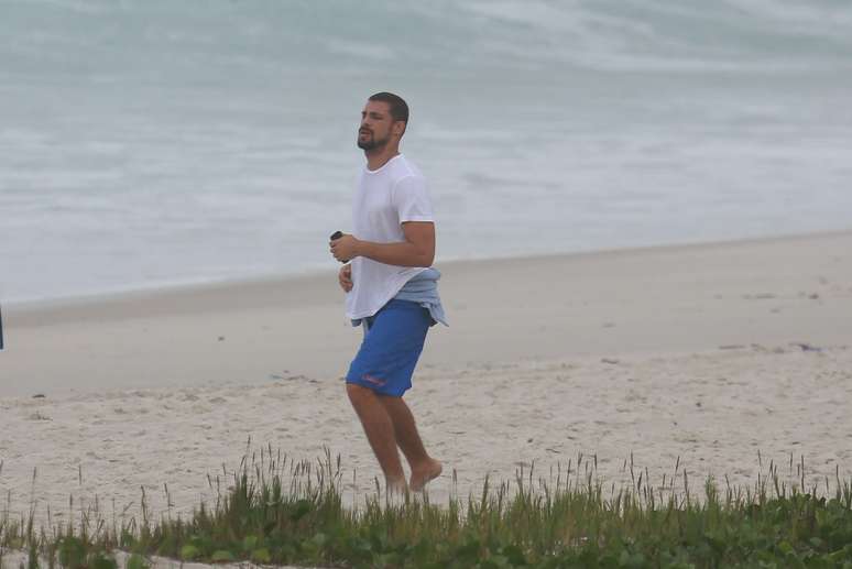 Cauã Reymond foi à praia da Barra da Tijuca, no Rio de Janeiro