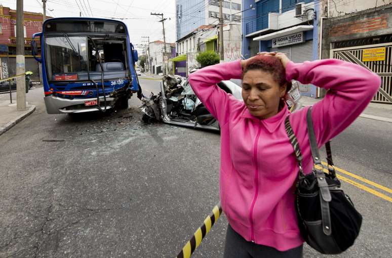 Mulher do motorista do carro foi até o local do acidente procurar por notícias