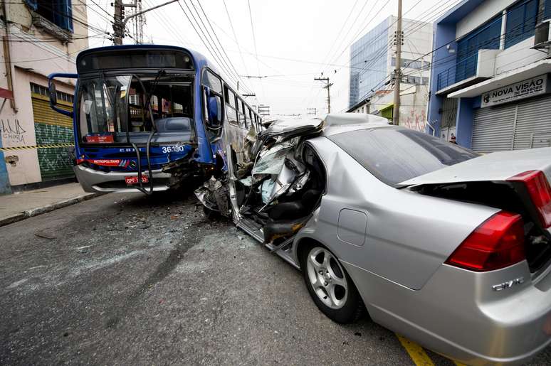 Ônibus bate em carro na zona leste de São Paulo