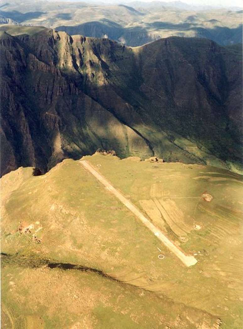 <p><strong>Aeroporto de Maketane, África: </strong>a pista "emocionante" é curta e fica próxima a um precipício - o que significaria uma possível queda mortal. Além disso, algumas montanhas altas estão bem próximas dali </p>