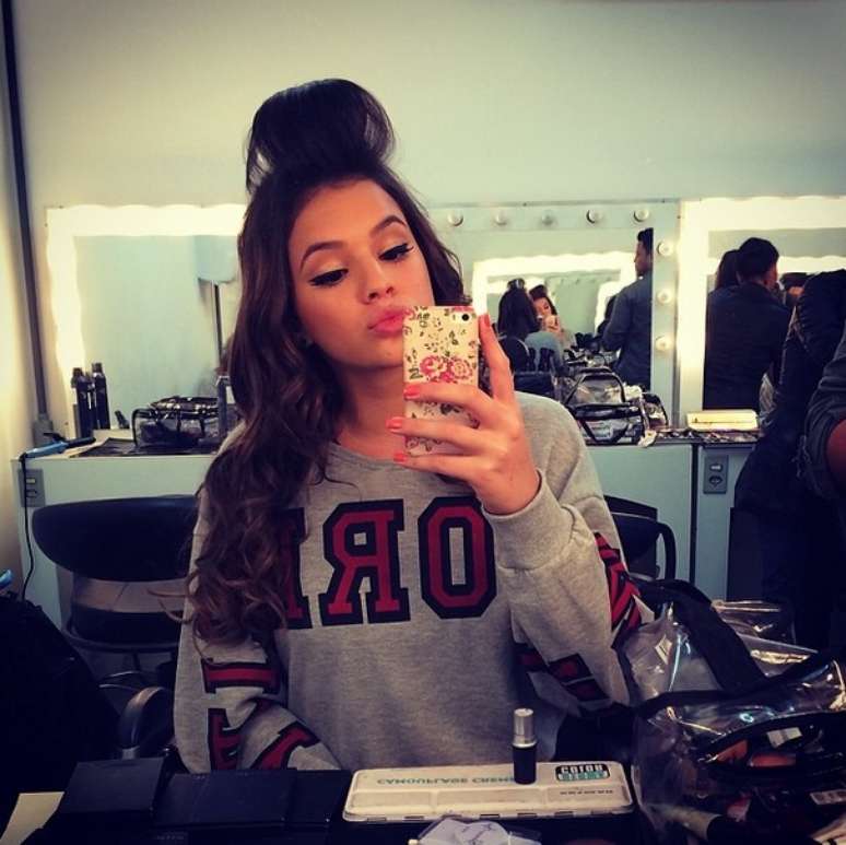 Bruna Marquezine faz selfie e posta foto no Instagram