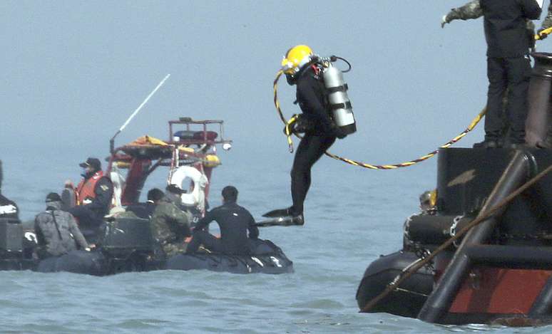 Mergulhador se prepara para mais um dia de procura por vítimas do naufrágio