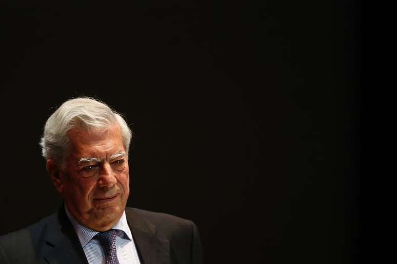 Escritor peruano Mario Vargas Llosa participa de um fórum em Caracas, na Venezuela, nesta quinta-feira. 24/04/2014