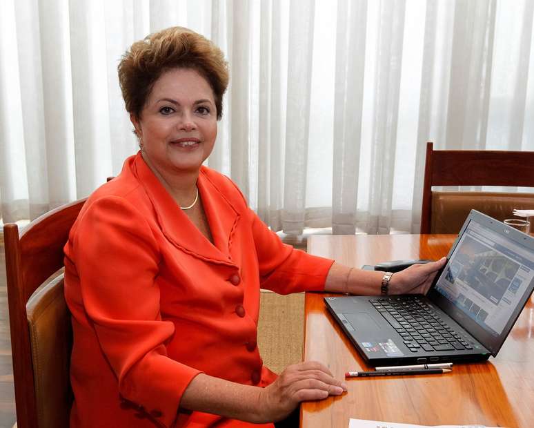 A presidente responde perguntas da população sobre o Marco Civil pelo Facebook do Palácio do Planalto
