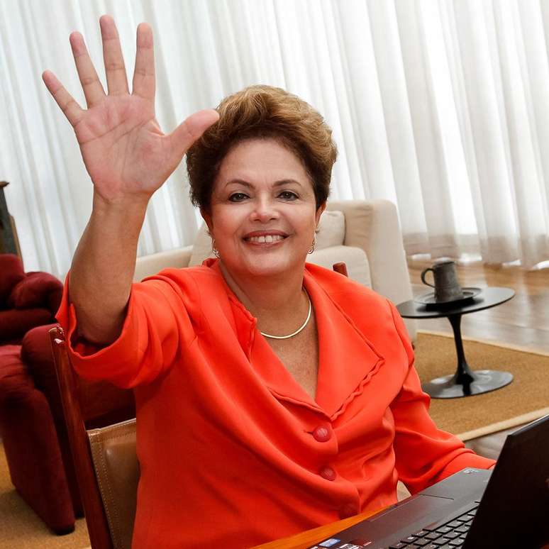 Dilma faz "high five" para internautas durante debate do Marco Civil no Facebook