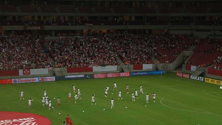 Equipe do Náutico fez o aquecimento no gramado da Arena Pernambuco