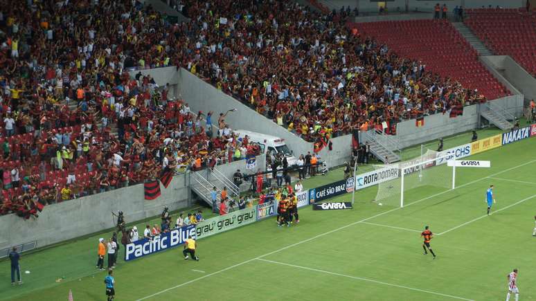 Durval fez o gol e foi comemorar com a torcida do Sport