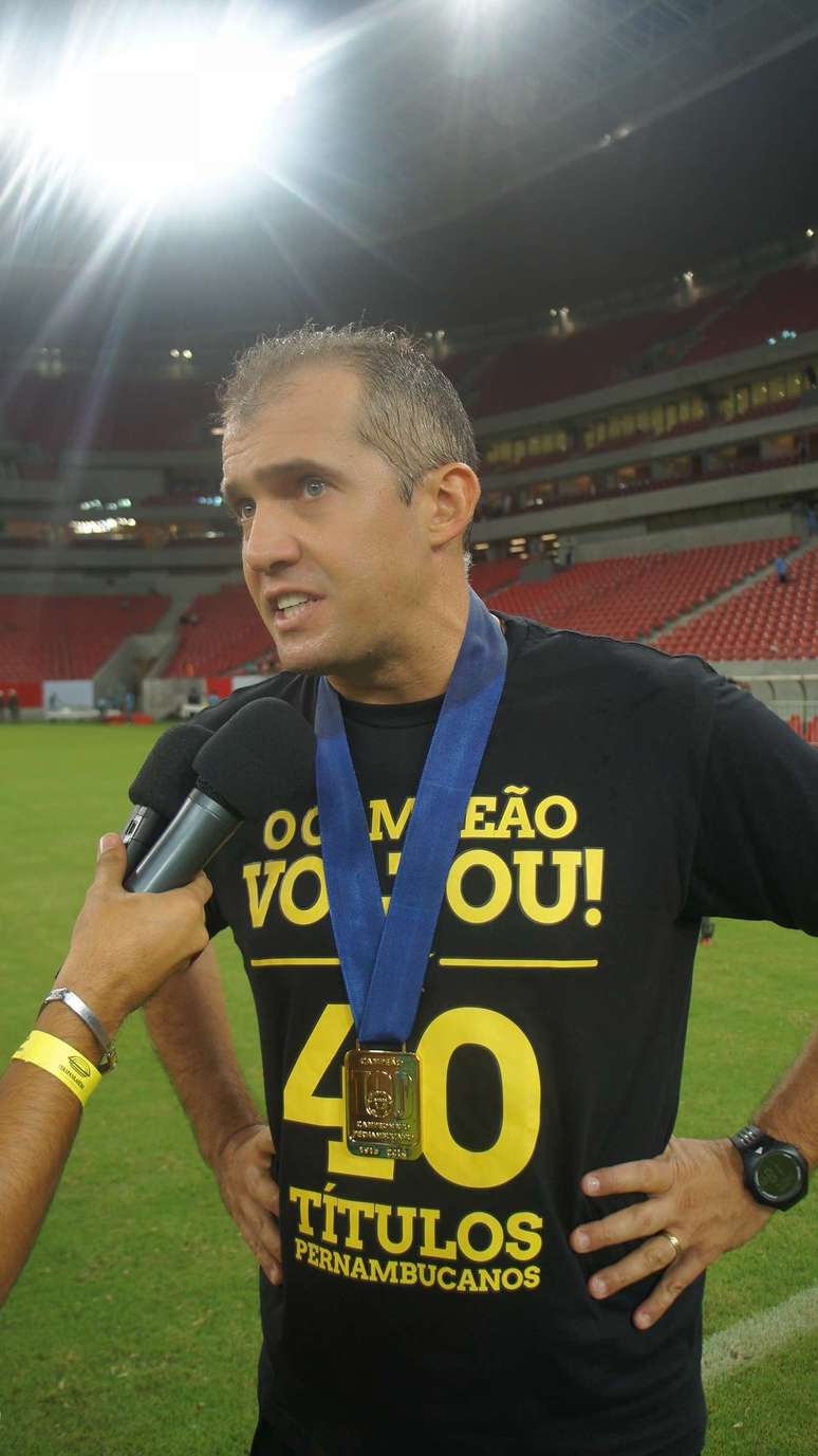 <p>Eduardo Baptista liderou equipe para quebrar sequência de três estaduais do Santa Cruz e sagrar-se campeão</p>