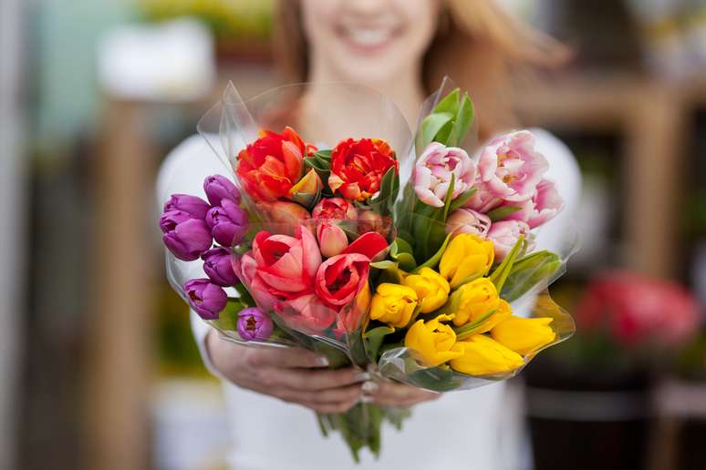 <p>Tradicional, o buqu&ecirc; de flores, ao contr&aacute;rio do que se imagina, nem sempre &eacute; uma op&ccedil;&atilde;o segura. &quot;Os arranjos, apesar de bonitos, d&atilde;o trabalho danado paras as m&atilde;es, que ter&atilde;o de coloc&aacute;-los em um vaso e regar as suas plantas. Neste dia, elas s&oacute; querem curtir os filhos, sem ter que se dedicar a tarefas&quot;, explica Virginia Gargiulo, professora de etiqueta de S&atilde;o Paulo</p>