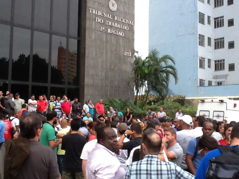 <p>Funcionários da Fundação Casa se reuniram em frente ao TRT-2</p>