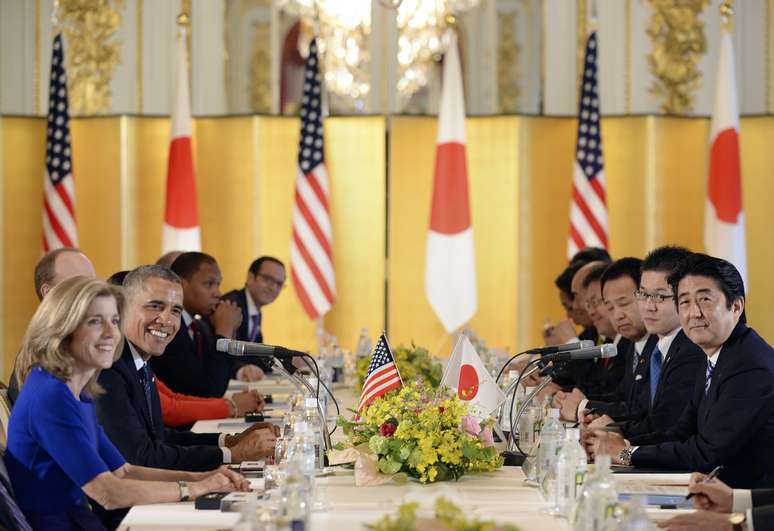 Obama foi recebido com honras militares nos jardins da residência oficial dos imperadores do Japão, Akihito e Michiko