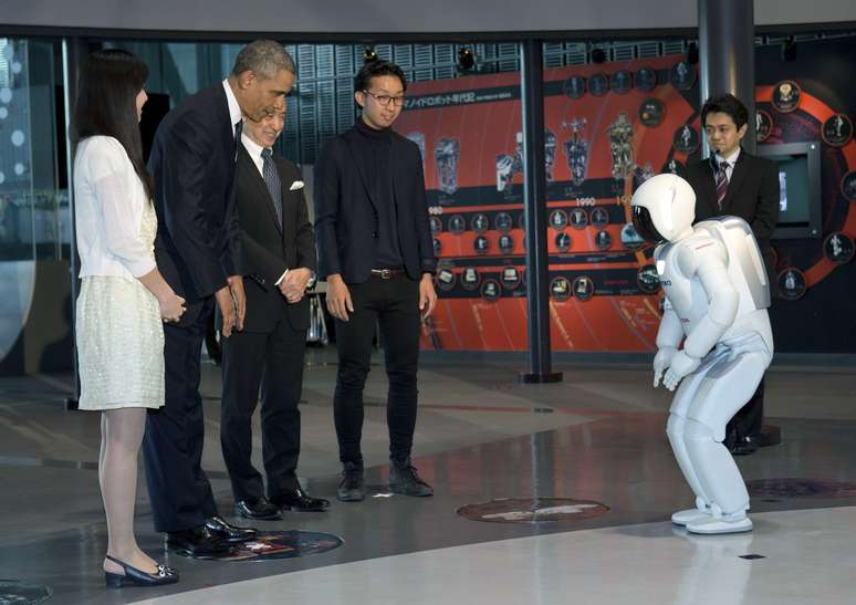<p>O presidente Barack Obama e o robô Asimo (Advanced Step in Innovative Mobility ou Passo Avançado na Inovação da Mobilidade, em português) se cumprimentam durante evento no Museu Nacional de Ciência e Inovação, Miraikan, em Tóquio, nesta quinta-feira, 24 de abril</p>