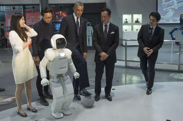 O presidente dos EUA Barack Obama interage com o robô Asimo, da Honda, durante visita ao Japão. 24/04/2014