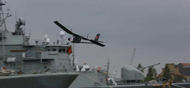 <p>O drone da Marinha portuguesa ficou apenas 2 segundos no ar, antes de cair no Rio Tejo</p>