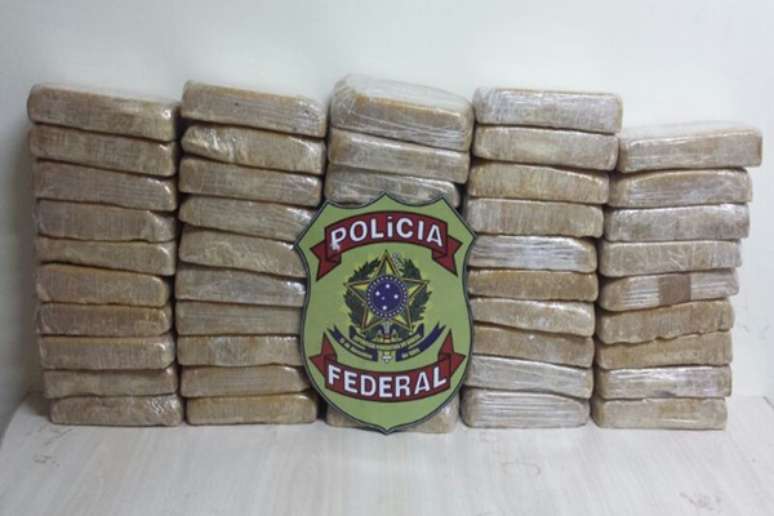 Polícia Federal encontra 50 quilos de crack na forração de dois carros