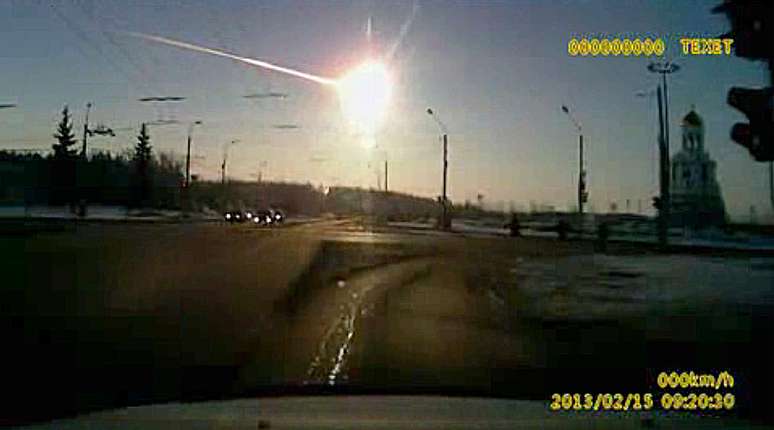 <p>Uma rocha espacial que explodiu próximo a Chelyabinsk, na Rússia, em 2013, feriu mais de mil pessoas e criou uma bola de fogo que provocou queimaduras em algumas testemunhas</p>