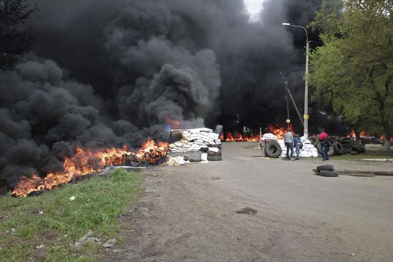<p>Uma coluna de fuma&ccedil;a preta &eacute; vista ap&oacute;s&nbsp;a queima de pneus em um posto, depois de um ataque por tropas ucranianas nos arredores de Slovyansk, na Ucr&acirc;nia, nesta quinta-feira, 24 de abril</p>