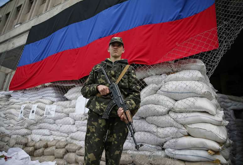 <p>Um homem armado pró-russo fica de guarda perto da prefeitura, em Slaviansk, leste da Ucrânia, nesta quinta-feira, 24 de abril</p>