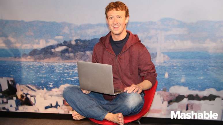 A réplica de Mark Zuckerberg aparece em frente a uma foto do bairro Fisherman's Wharf, em São Francisco