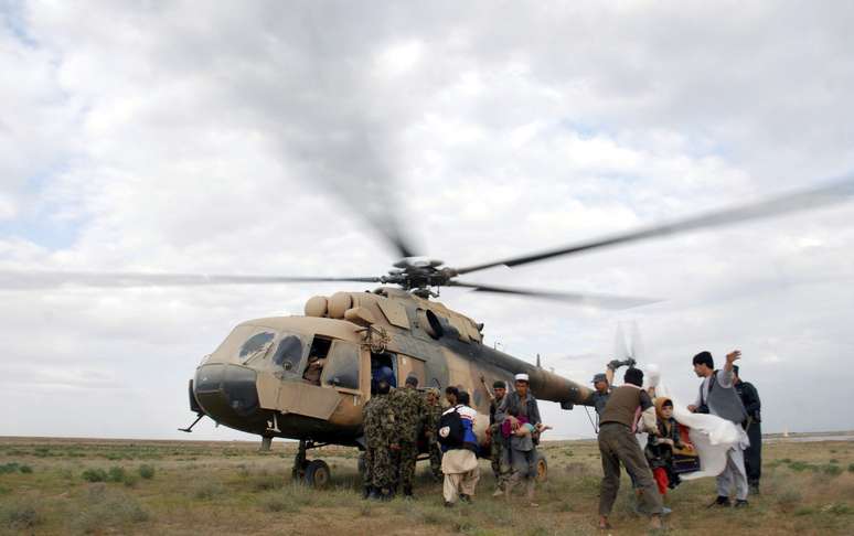 <p>Helic&oacute;ptero resgata afeg&atilde;os afetados pelas enchentes na cidade de Sheberghan, neste 25 de abril</p><p>&nbsp;</p>