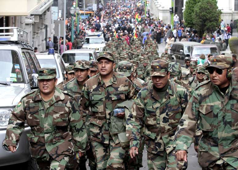 <p>Oficiais do Exército boliviano marcham pelas ruas de La Paz, em 24 de abril</p>