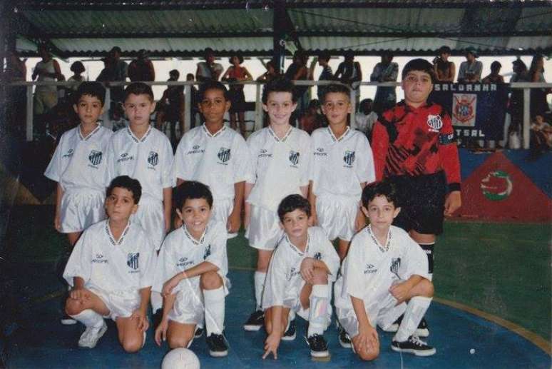 Corintiano famoso por ser "anti-Santos", Lucas (o quarto em pé da esquerda para a direita) contou que jogou na base do Santos, mas "chorou" por vestir camisa do clube