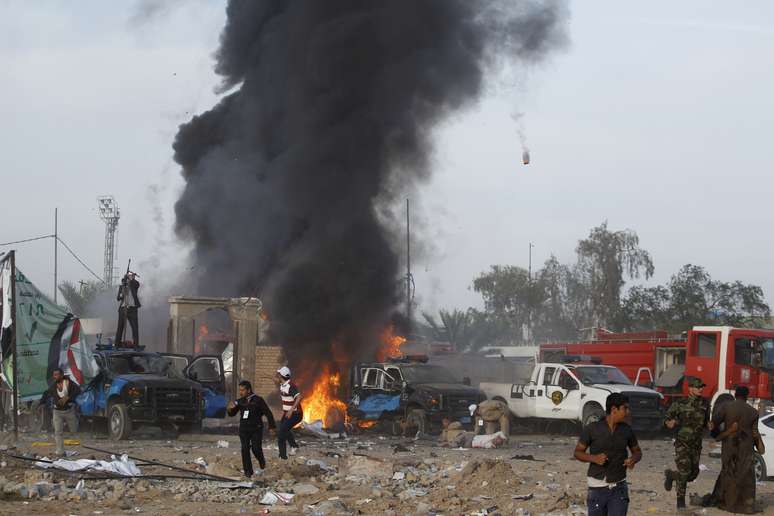 <p>For&ccedil;as de seguran&ccedil;a iraquianas trabalham no local do ataque com carro-bomba em um com&iacute;cio eleitorial&nbsp;em Bagd&aacute;, nesta sexta-feira, 25 de abril</p>