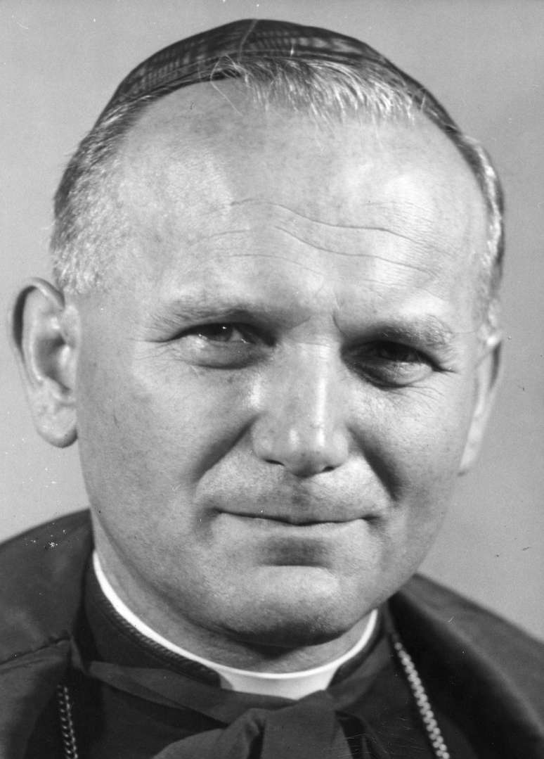 <p>Karol Wojtyla, cardeal da Polônia, foi eleito papa em  em 16 outubro de 1978</p><p> </p>