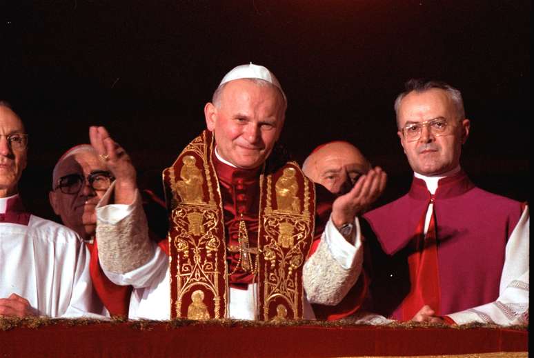 <p>João Paulo II abençoa fieis na Praça de São Pedro a partir de uma varanda da Cidade do Vaticano, em  22 de outubro de 1978, depois de ser nomeado como o novo papa </p>