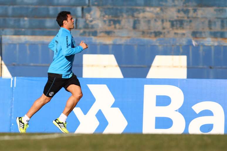 Kleber fez exerc&iacute;cios f&iacute;sicos no gramado