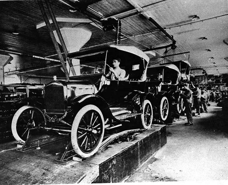 Ford Modelo T foi o primeiro carro a ser produzido em s&eacute;rie no mundo