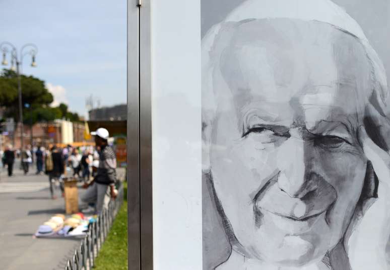 <p>Um retrato de João Paulo II, feito pelo artista polonês Anna Gulak, é parte da exposição "Faces de João Paulo II e João XXIII", em Roma</p>