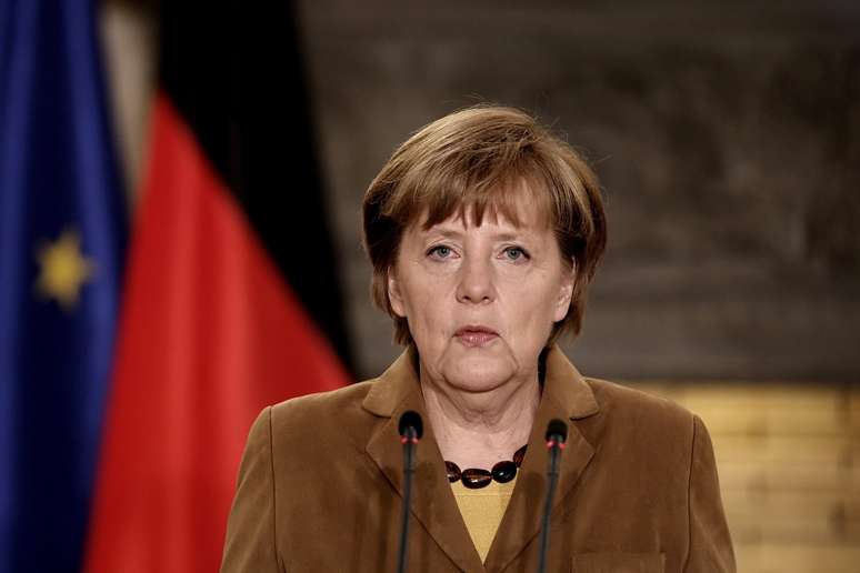 <p>Merkel pediu a Putin, durante uma conversa pro telefone, que Moscou respeite o acordo feito em Genebra e que prevê o desarmamento de milícias ucranianas pró-Moscou</p>