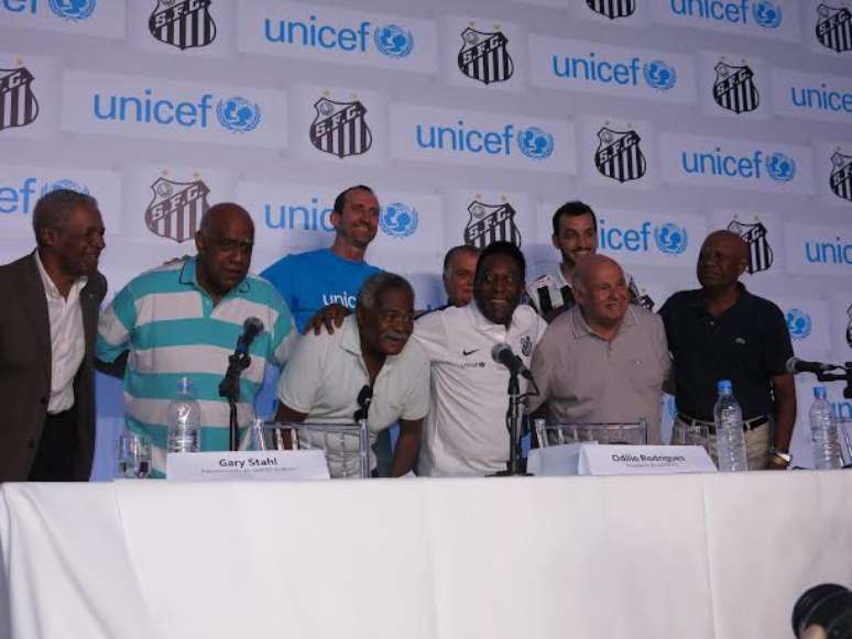 Pelé e os ídolos apresentam nova parceria do Santos na Vila