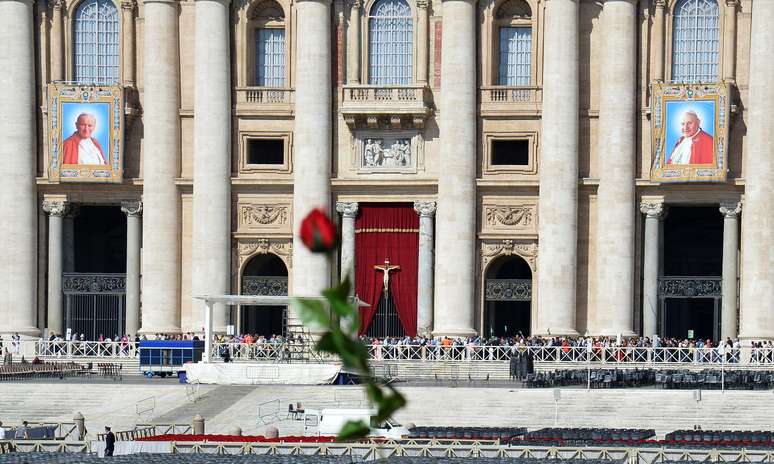 <p>Tapeçarias com retratos de João Paulo II (à esquerda) e Papa João XXIII (à direita) foram penduradas nas varandas da basílica de São Pedro, no Vaticano. Foto de 25 de abril, dois dias antes da canonização dupla</p>