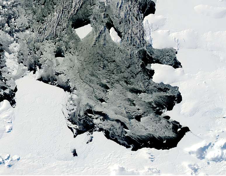 <p>Pedaço de gelo gigante flutua ao redor da Antártica e estaria seguindo em direção ao oceano</p>