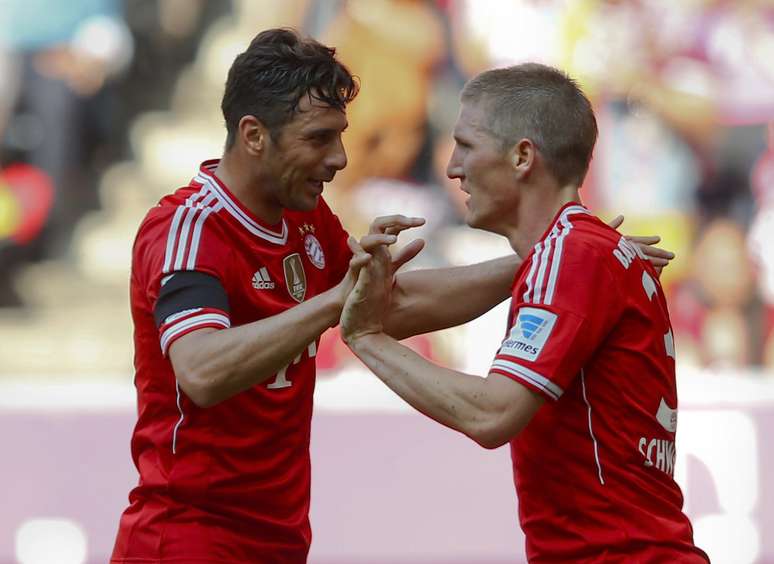 Claudio Pizarro e Bastian Schweinsteiger comemora; mais uma vitória fácil do Bayern de Munique 