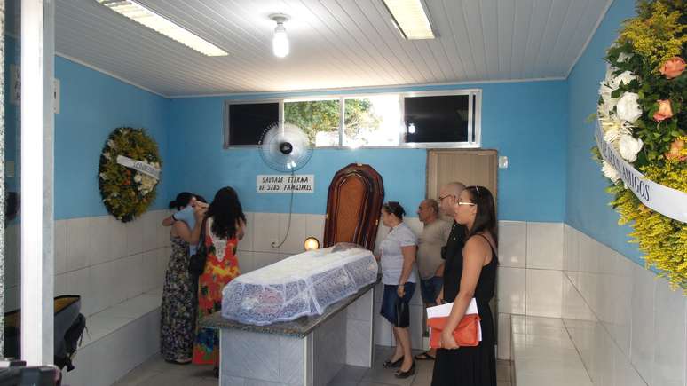 Acompanhado por poucos, velório teve início por volta do meio-dia no Cemitério de Nova Iguaçu