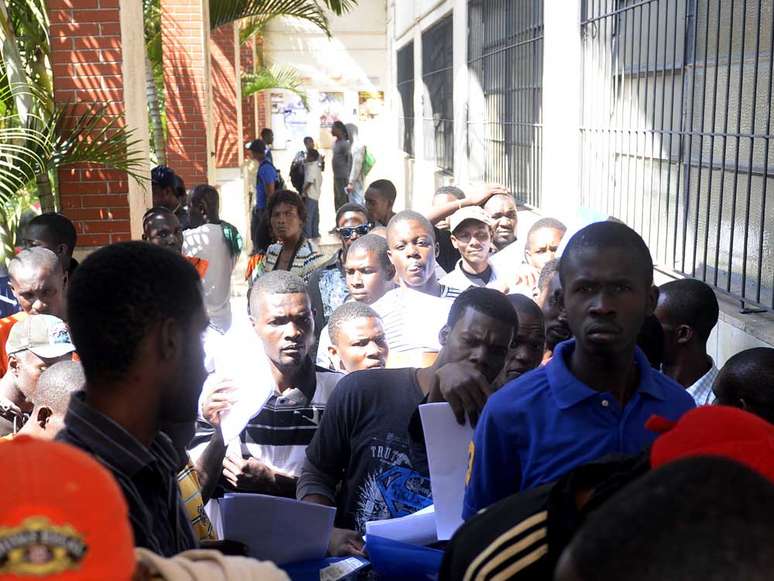 <p>Acolhidos por igreja depois de virem de Rio Branco, no Acre, os haitianos agora lutam para conseguir emprego em São Paulo</p>