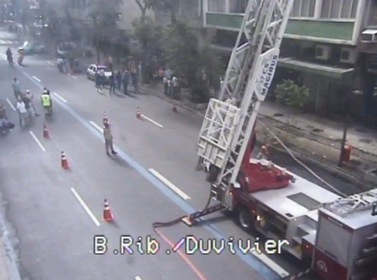 <p>Trabalho de combate &agrave;s chamas interditou faixas da Rua Barata Ribeiro durante parte da manh&atilde;</p>