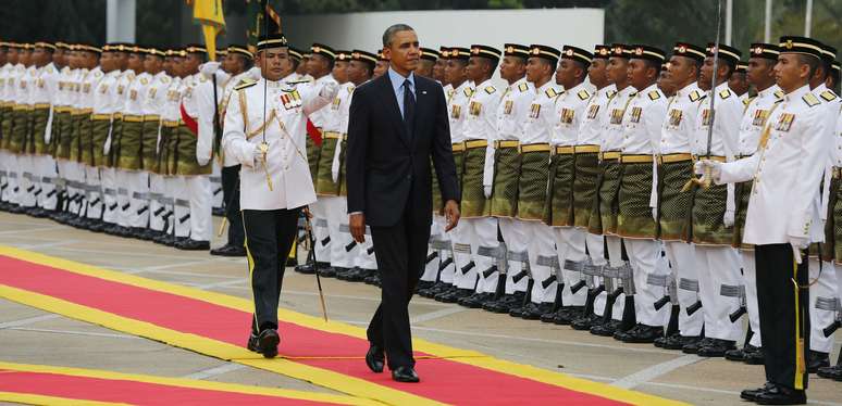 <p>Presidente dos EUA, Barack Obama, &eacute; recebido por&nbsp;uma guarda de honra durante uma cerim&ocirc;nia de boas-vindas na Parliament Square, em Kuala Lumpur, neste s&aacute;bado,&nbsp;26 de abril</p>